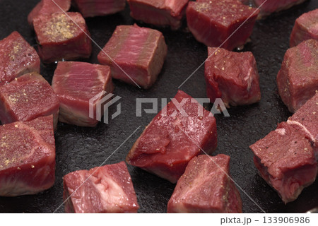 フライパンの上で焼かれる肉、サイコロステーキ フライパンの上で焼かれる肉、サイコロステーキ 133906986