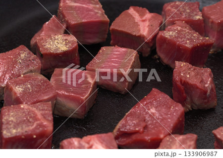 フライパンの上で焼かれる肉、サイコロステーキ 133906987