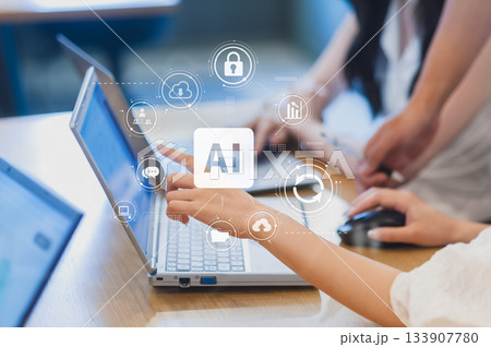 ビジネスウーマンがパソコンを囲んで作業内容を確認する様子 ビジネスウーマンがパソコンを囲んで作業内容を確認する様子 133907780