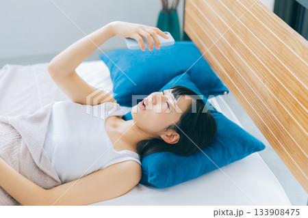 スマホを見ながら寝落ちしそうな女性 スマホを見ながら寝落ちしそうな女性 133908475