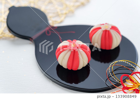 お正月の和菓子「正月手鞠」 133908849