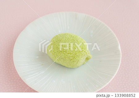 早春の和菓子「鶯餅（うぐいすもち）」 133908852