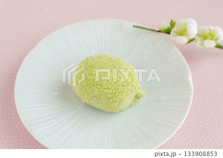 早春の和菓子「鶯餅(うぐいすもち)」 早春の和菓子「鶯餅(うぐいすもち)」 133908853