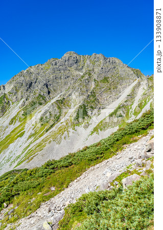 北穂高岳の南陵取付から見上げる涸沢岳 北アルプスの北穂高岳登山 北穂高岳の南陵取付から見上げる涸沢岳 北アルプスの北穂高岳登山 133908871