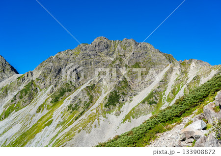 北穂高岳の南陵取付から見上げる涸沢岳 北アルプスの北穂高岳登山 北穂高岳の南陵取付から見上げる涸沢岳 北アルプスの北穂高岳登山 133908872