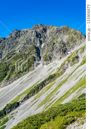 北穂高岳の南陵取付から見上げる奥穂高岳　北アルプスの北穂高岳登山 133908873