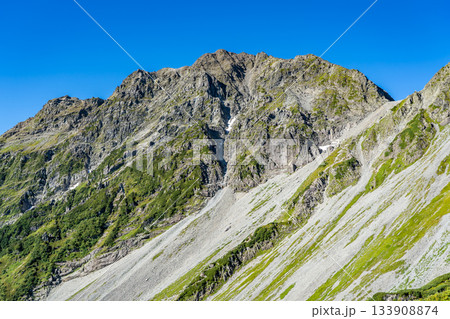 北穂高岳の南陵取付から見上げる奥穂高岳　北アルプスの北穂高岳登山 133908874