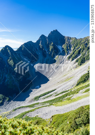 北穂高岳の南陵取付から見上げる前穂高岳と涸沢カール 北アルプスの北穂高岳登山 北穂高岳の南陵取付から見上げる前穂高岳と涸沢カール 北アルプスの北穂高岳登山 133908875