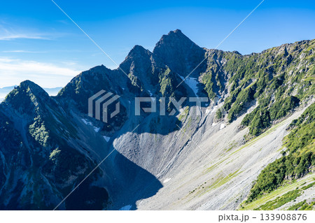 北穂高岳の南陵取付から見上げる前穂高岳と涸沢カール 北アルプスの北穂高岳登山 北穂高岳の南陵取付から見上げる前穂高岳と涸沢カール 北アルプスの北穂高岳登山 133908876