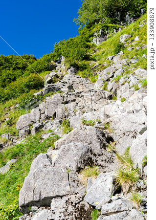 北穂高岳の南陵手前の鎖場　北アルプスの北穂高岳登山 133908879