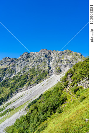 北穂高岳の登山道から見上げる奥穂高岳とモレーン　北アルプスの北穂高岳登山 133908881