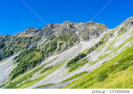 北穂高岳の登山道から見上げる奥穂高岳とモレーン　北アルプスの北穂高岳登山 133908886
