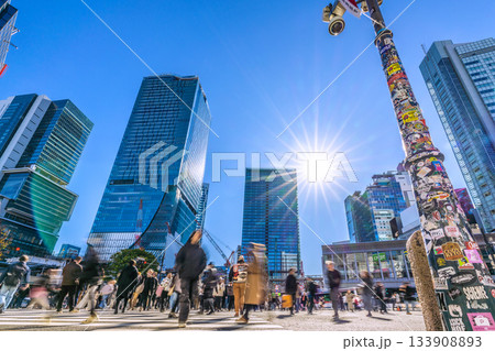 日本の東京都市景観 師走。インバウンドは今も続く。柱には思い出のシールが…。新時代に希望の光… 日本の東京都市景観 師走。インバウンドは今も続く。柱には思い出のシールが…。新時代に希望の光… 133908893
