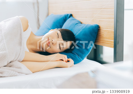 ベッドで寝る女性 ベッドで寝る女性 133908919