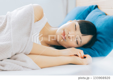 ベッドで寝る女性 133908920