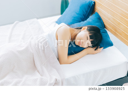 ベッドで寝る女性 133908925