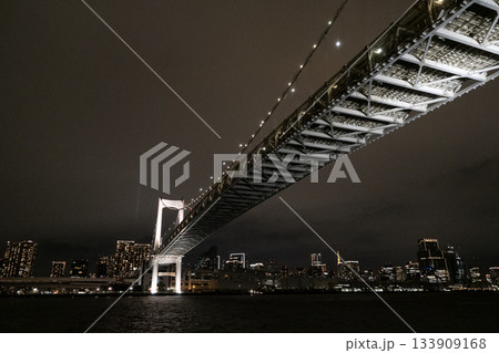 東京湾ナイトクルーズ レインボーブリッジと東京の夜景 東京湾ナイトクルーズ レインボーブリッジと東京の夜景 133909168