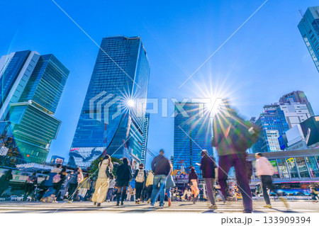 日本の東京都市景観 師走。6棟が林立する渋谷…インバウンドは今も続く。新時代に希望の光… 133909394