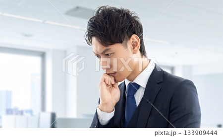 考えごとをする男性ビジネスマン 133909444