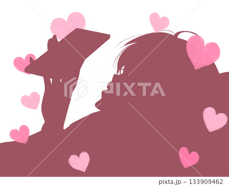 仰向けでスマホを見る男性　恋愛　シルエット 133909462