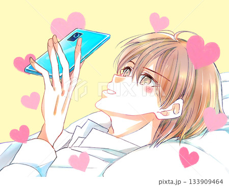 仰向けで嬉しそうにスマホを見る男性 恋愛 仰向けで嬉しそうにスマホを見る男性 恋愛 133909464