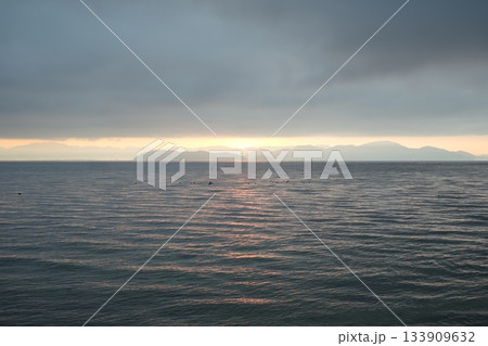 滋賀県 月見浜の朝焼けの絶景 滋賀県 月見浜の朝焼けの絶景 133909632