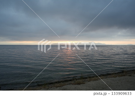 滋賀県 月見浜の朝焼けの絶景 滋賀県 月見浜の朝焼けの絶景 133909633