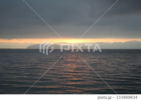 滋賀県 月見浜の朝焼けの絶景 滋賀県 月見浜の朝焼けの絶景 133909634