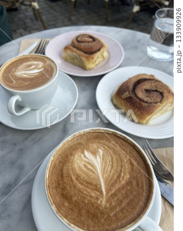 友人とカフェで一休み 友人とカフェで一休み 133909926