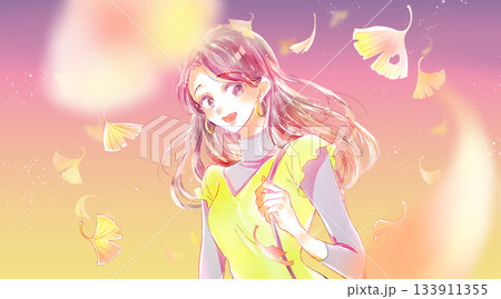 出かける女性　秋　イチョウ　夕暮れ 133911355