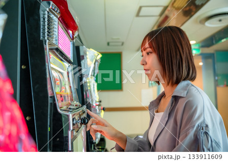 隠岐の島行きフェリー船内でスロットを楽しむ若い女性 133911609