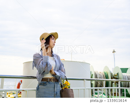 フェリーで隠岐の島へ向かう女性のポートレート 133911614