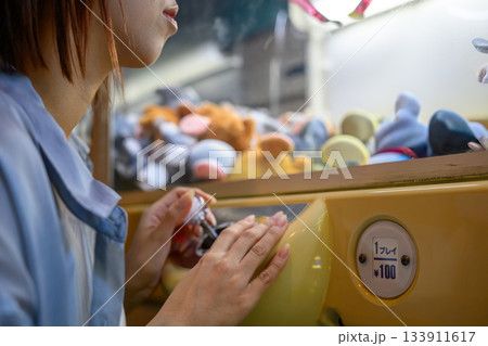 フェリー船内ゲームセンターで遊ぶ若い女性のクローズアップ 133911617