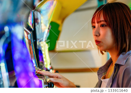 フェリー船内でスロットマシンに熱中する若い 133911640