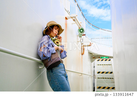 フェリーデッキでくつろぐ夏の旅行者 133911647