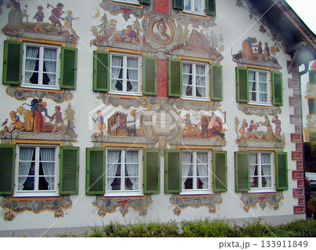 ドイツ　バイエルン州　オーバーアマガウ　壁画の街　ヘンゼルとグレーテルの家 133911849