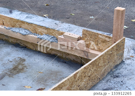 Wooden formwork with cement mortar for laying bricks and blocks 133912265