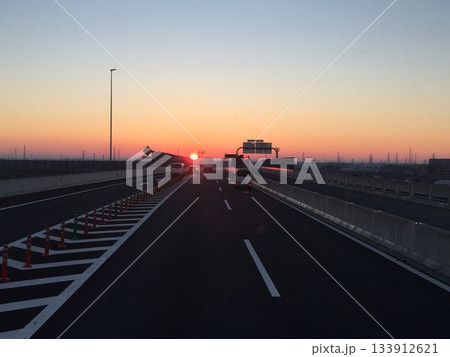 朝日が照らす高速道路の風景・希望や始まりを感じる道の背景素材 朝日が照らす高速道路の風景・希望や始まりを感じる道の背景素材 133912621