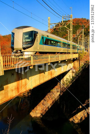 秋の鬼怒川路『鬼怒川橋梁』を渡る…【特急リバティ】500系 133912962