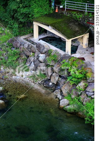 男鹿川を眺めつつ出湯を楽しむ… 川治温泉・共同浴場【薬師の湯】混浴露天風呂 男鹿川を眺めつつ出湯を楽しむ… 川治温泉・共同浴場【薬師の湯】混浴露天風呂 133914521