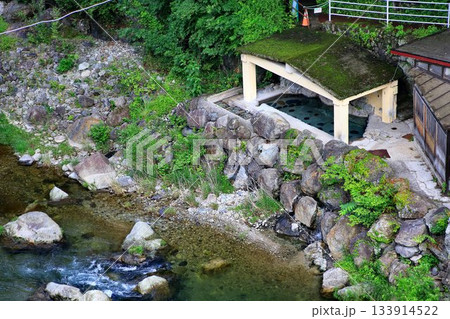 男鹿川を眺めつつ出湯を楽しむ… 川治温泉・共同浴場【薬師の湯】混浴露天風呂 133914522