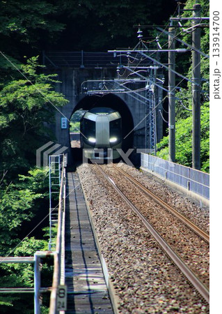 川治向トンネルを抜け【川治湯元】駅へ… 『特急リバティ会津』500系 133914700