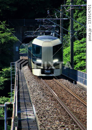川治向トンネルを抜け【川治湯元】駅へ… 『特急リバティ会津』500系 川治向トンネルを抜け【川治湯元】駅へ… 『特急リバティ会津』500系 133914701