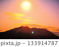 月明かりに照らされる桜島 133914787