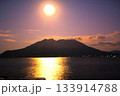 月明かりに照らされる桜島と錦江湾 133914788
