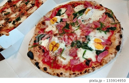 薪釜で焼き上げられた… 熱々の『ナポリピッツァ』 133914950