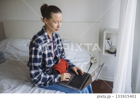 Therapist delivers discreet digital mental health services peacefully 133915401