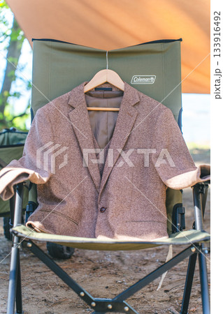 キャンプチェアに掛けられたタキシードジャケット キャンプチェアに掛けられたタキシードジャケット 133916492