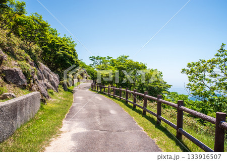 新緑の御在所岳 さわやかな山上風景《三重県 菰野町》 新緑の御在所岳 さわやかな山上風景《三重県 菰野町》 133916507