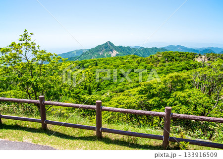 新緑の御在所岳 さわやかな山上風景《三重県 菰野町》 133916509